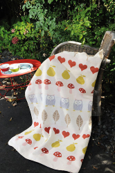 Wolldecken, Kissen und Gardinen