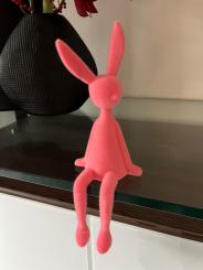 Kantenhocker Hase himbeer apricot Velours Samtoptik 28 cm 