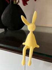 Kantenhocker Hase pastell gelb Velours Samtoptik 28 cm 