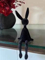 Kantenhocker Hase schwarz Velours Samtoptik 28 cm 