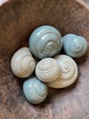 Keramik Muschel Merle salbei creme Gr. L 13 x 9 cm  maritim Nord Stil Vosteen 