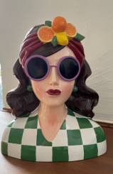 Deko Vase Lady mit Sonnenbrille bunt Sommer 29 cm 