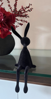 Kantenhocker Hase schwarz Velours Samtoptik 37 cm 